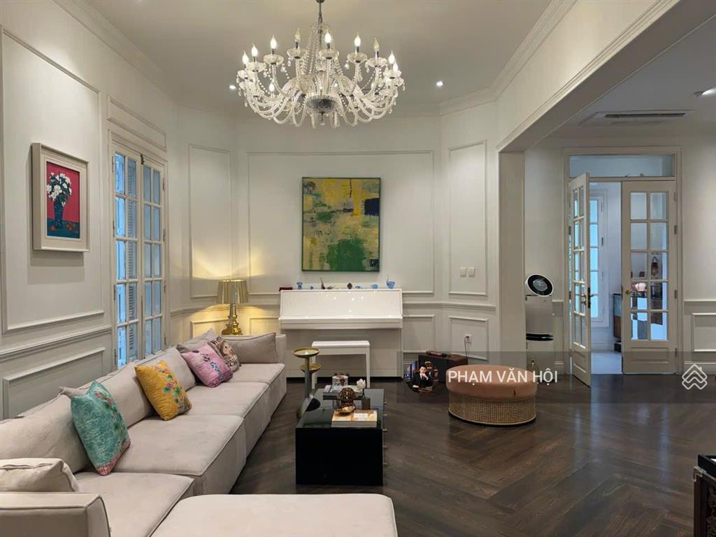Cho thuê biệt thự sân vườn mặt phố tây hồ hà nội  dt 230m2 xây 4 tầng 5 ngủ có thang máy, full đồ