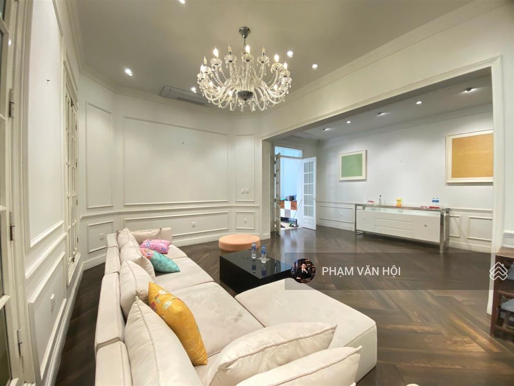 Cho thuê biệt thự sân vườn mặt phố tây hồ hà nội  dt 230m2 xây 4 tầng 5 ngủ có thang máy, full đồ