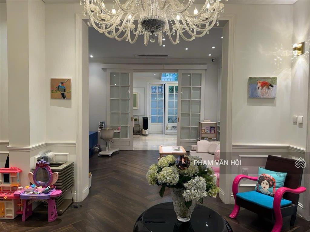 Cho thuê biệt thự sân vườn mặt phố tây hồ hà nội  dt 230m2 xây 4 tầng 5 ngủ có thang máy, full đồ