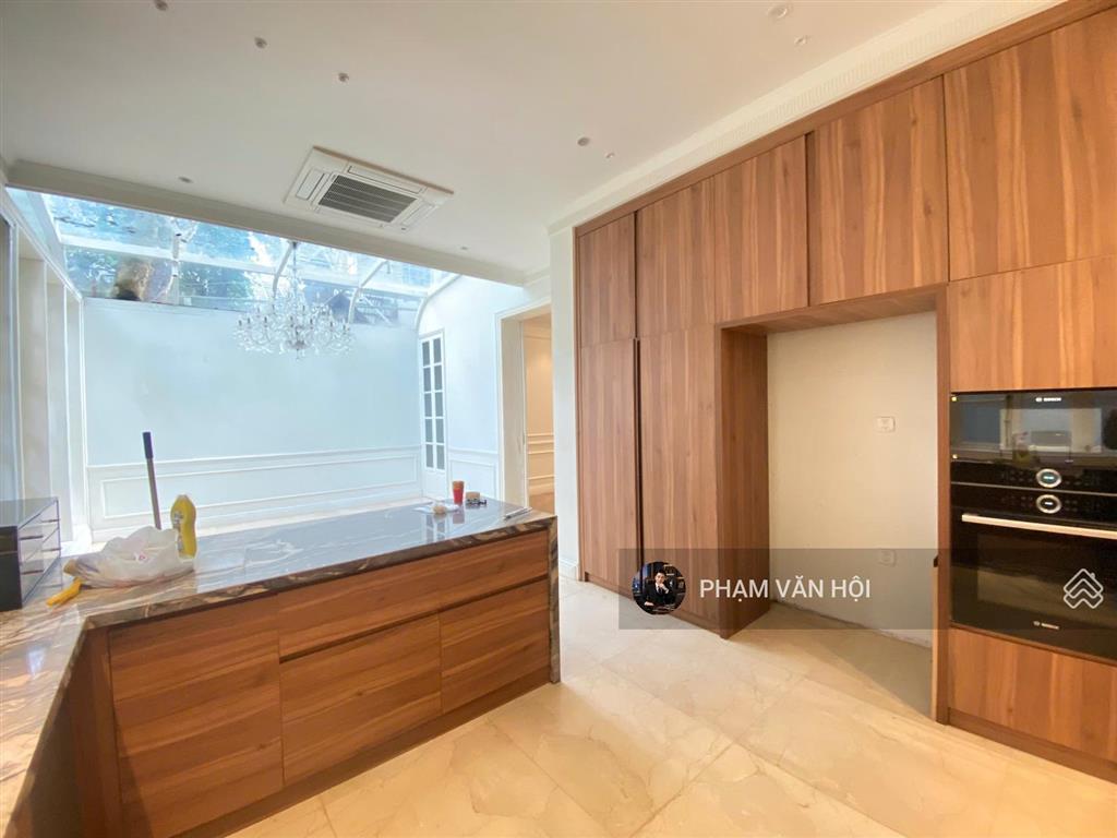 Cho thuê biệt thự sân vườn mặt phố tây hồ hà nội  dt 230m2 xây 4 tầng 5 ngủ có thang máy, full đồ