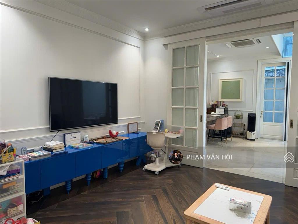 Cho thuê biệt thự sân vườn mặt phố tây hồ hà nội  dt 230m2 xây 4 tầng 5 ngủ có thang máy, full đồ
