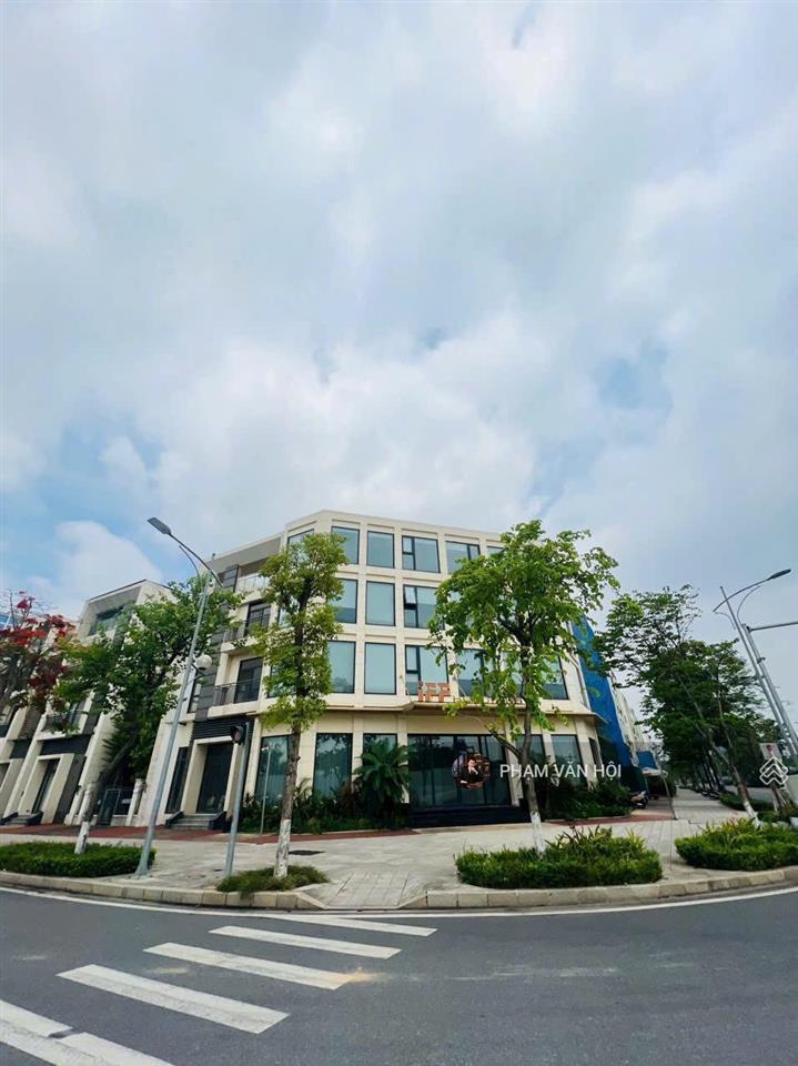Bán shophouse  kđt starlake tây hồ tây lô góc ngã tư nguyễn văn huyên 250m 5 tầng 200 tỷ