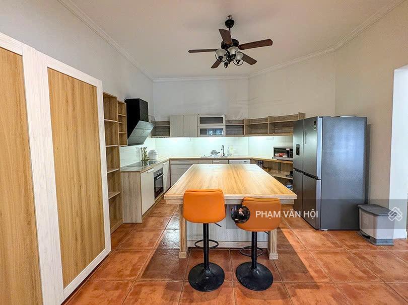 Cho thue biệt thự sân vườn phố đặng thai mai quảng an tây hồ hà nội, dt 250m2 xây 4 tầng 4pn đủ đồ