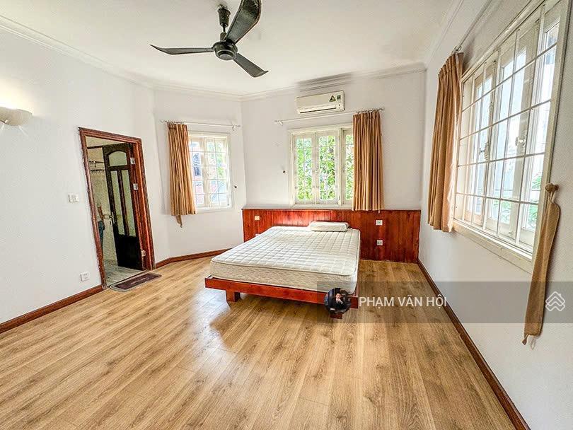 Cho thue biệt thự sân vườn phố đặng thai mai quảng an tây hồ hà nội, dt 250m2 xây 4 tầng 4pn đủ đồ