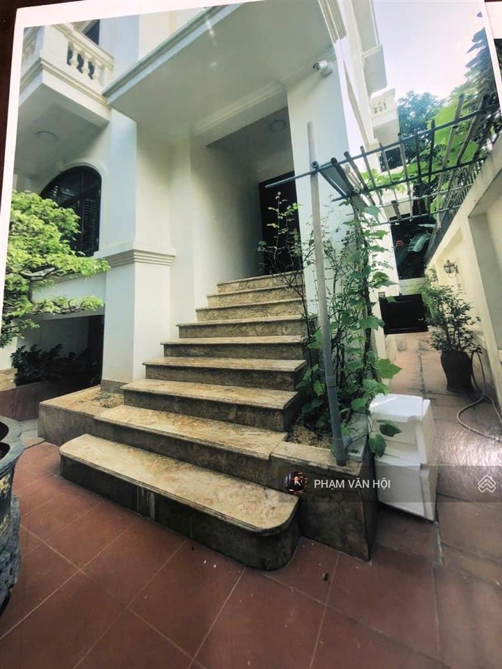 Cho thuê biệt thự d5 vườn đào  lạc long quân tây hồ  200m  xây 5 tầng + 1 hầm  5pn full đồ