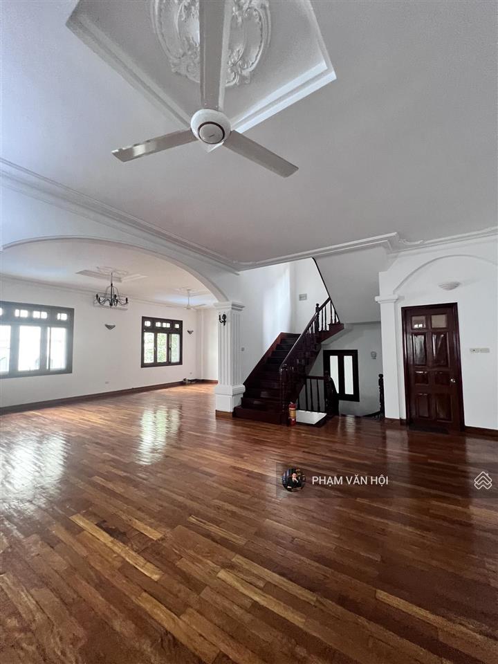 Cho thuê biệt thự sân vườn bể bơi phố tô ngọc vân tây hồ hà nội  400m2 5 tầng 4pn full đồ giá rẻ