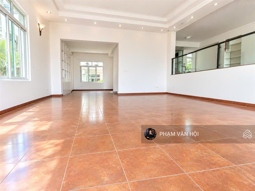 Cho thuê biệt thự sân vườn, mặt phố từ hoa mặt hồ tây  250m 3 tầng 4pn  giá rẻ