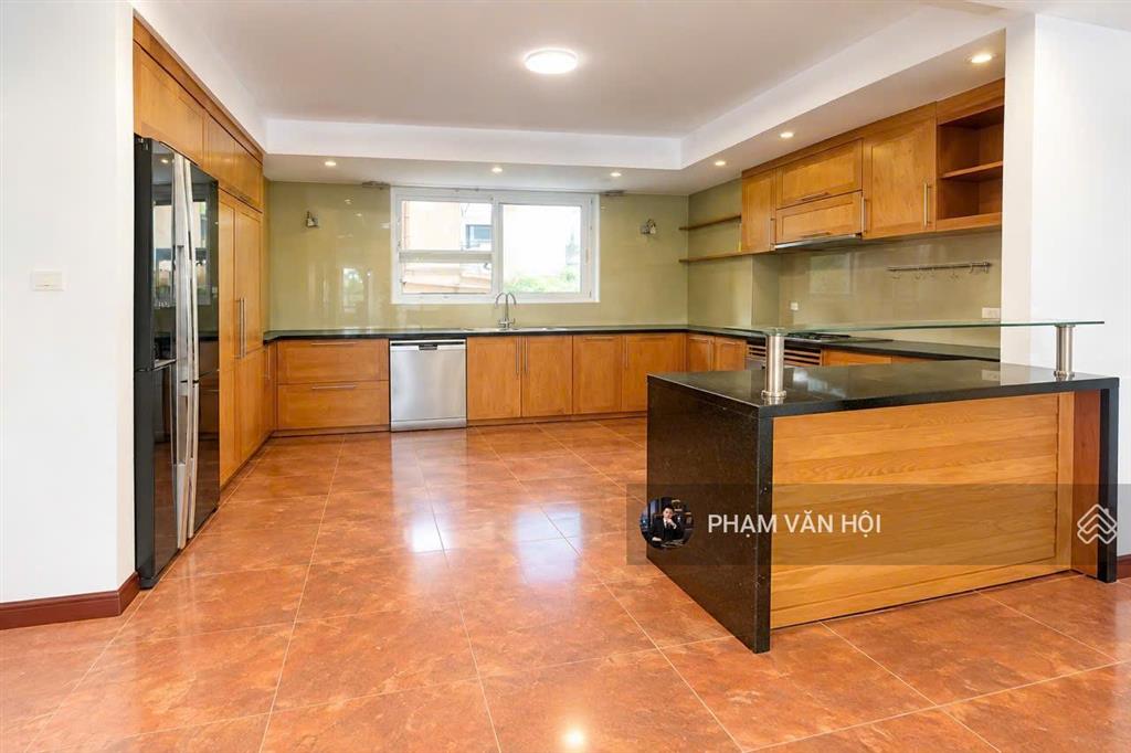 Cho thuê biệt thự sân vườn, mặt phố từ hoa mặt hồ tây  250m 3 tầng 4pn  giá rẻ