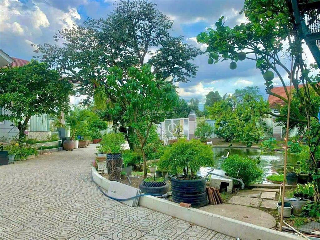 Nhà vườn hoàn thiện đẹp, 943m2 (3 phòng ngủ, sẵn nhà, vườn cây, ao cá, cách ql1a chỉ 1.5km