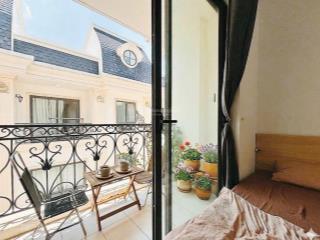 Cho thuê căn hộ dịch vụ có bancon full nội thất ở nhà mặt tiền đinh thị thi vạn phúc 6,7 triệu 55m