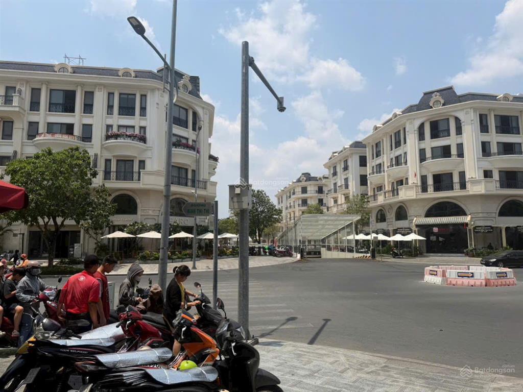 Căn hộ dịch vụ 50m full nội thất đường đinh thị thi khu đô thị vạn phúc thủ đức giá 6,7 triệu/tháng