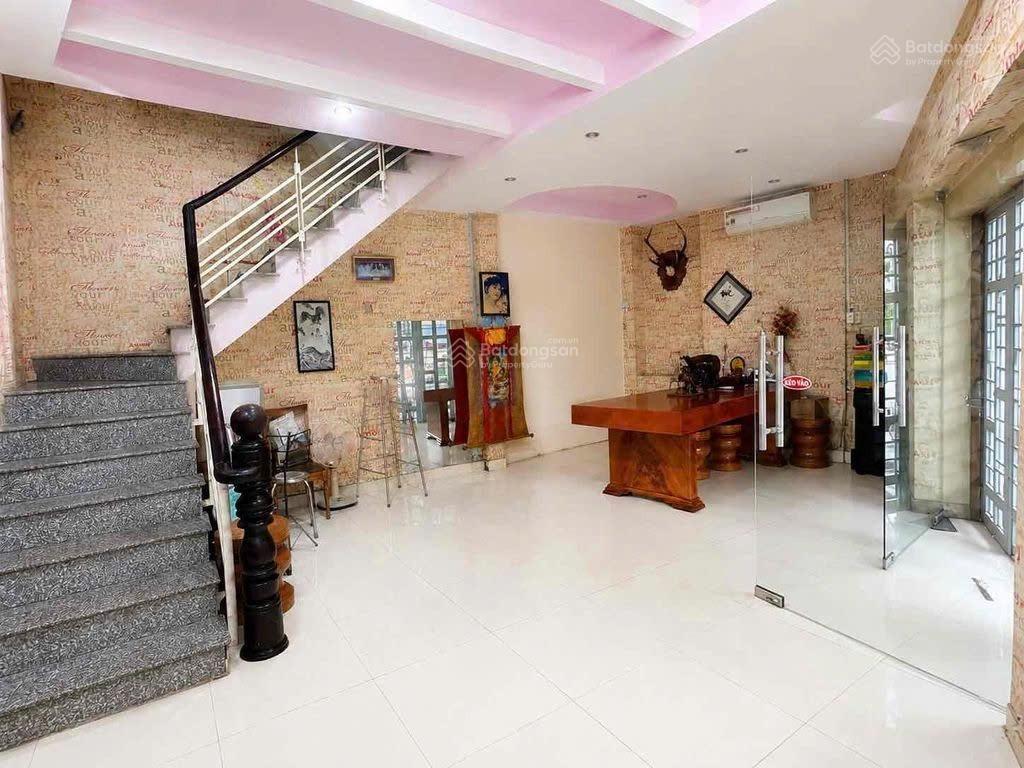 Nhà trệt lầu mặt tiền đường 10m gần phạm văn đồng, 3 máy lạnh điện mặt trời giá 12 triệu/tháng