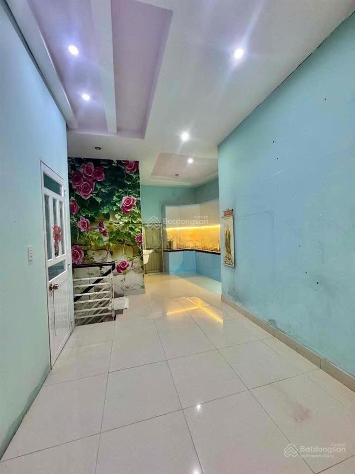Nhà trệt lầu mặt tiền đường 10m gần phạm văn đồng, 3 máy lạnh điện mặt trời giá 12 triệu/tháng