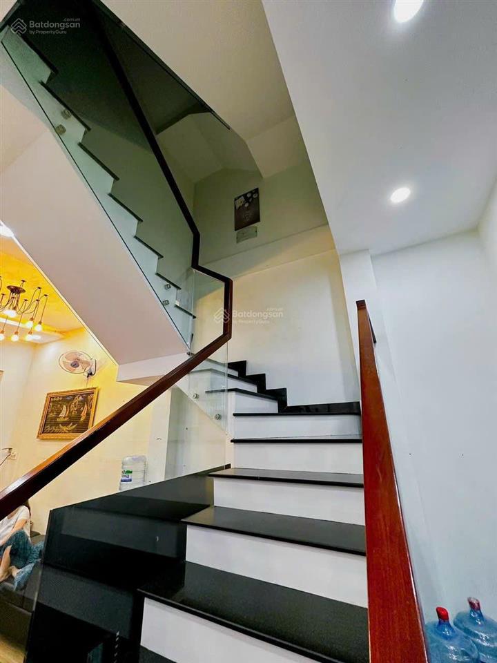 Nhà 3 lầu góc 2 mặt tiền đường 10m gần quốc lộ 13 kdc hồng long và đường hiệp bình, sổ hồng 103m