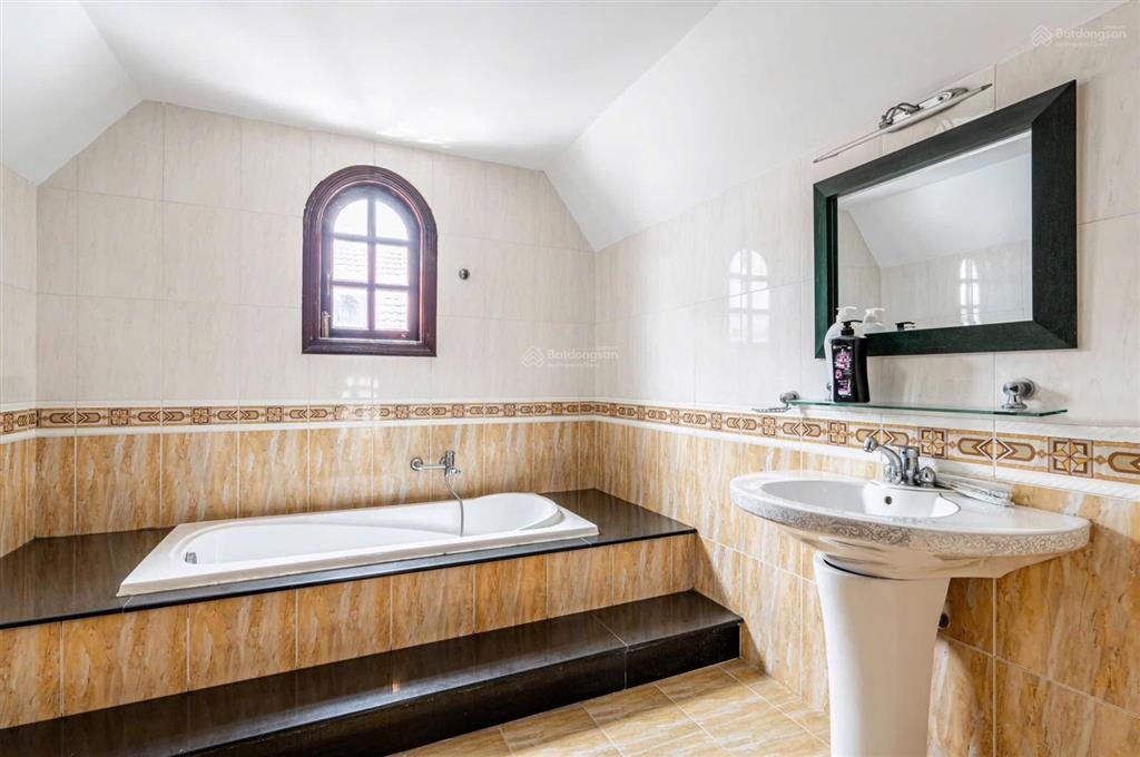 Cho thuê villa nguyễn văn hưởng, hồ bơi sân vườn, 25x25m, 130tr/thángtrệt 3 lầu, 7pn, 8wc full nt