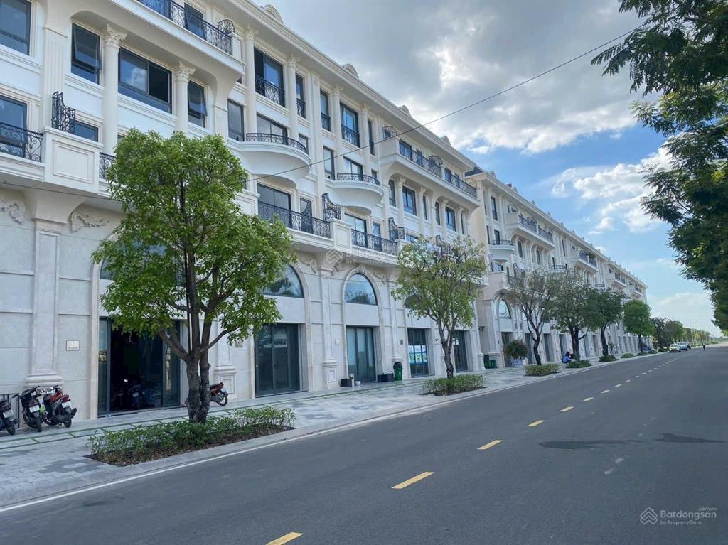 Cần bán gấp shophouse mặt tiền royal khu đô thị xanh vạn phúc quốc lộ 13 đắc địa giá rẻ, hot!