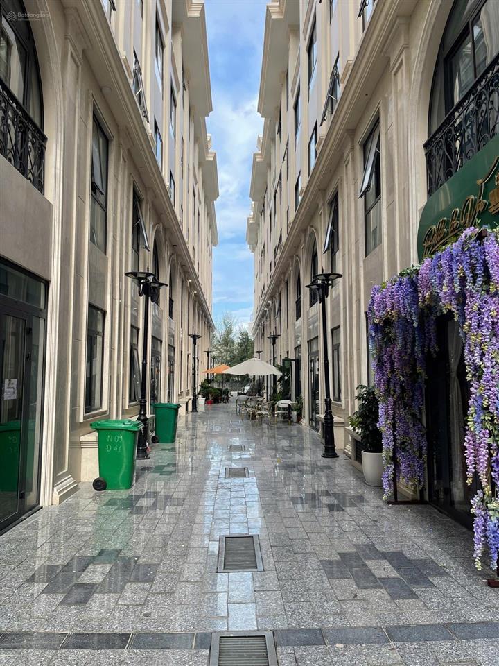 Cần bán gấp shophouse mặt tiền royal khu đô thị xanh vạn phúc quốc lộ 13 đắc địa giá rẻ, hot!