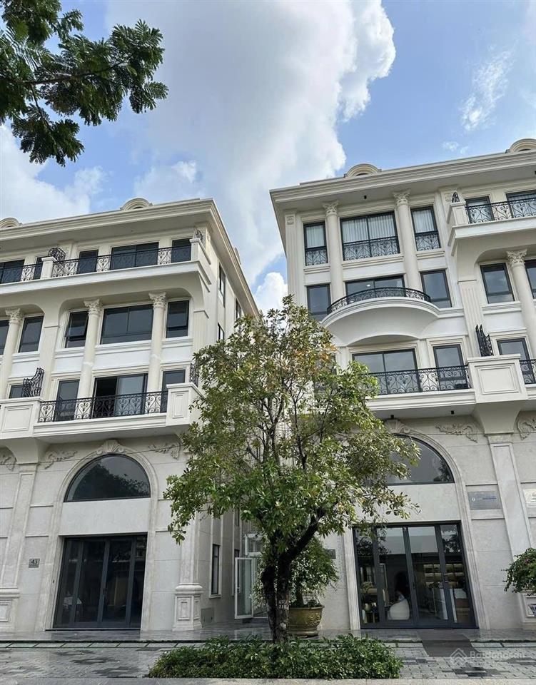Cần bán gấp shophouse mặt tiền royal khu đô thị xanh vạn phúc quốc lộ 13 đắc địa giá rẻ, hot!