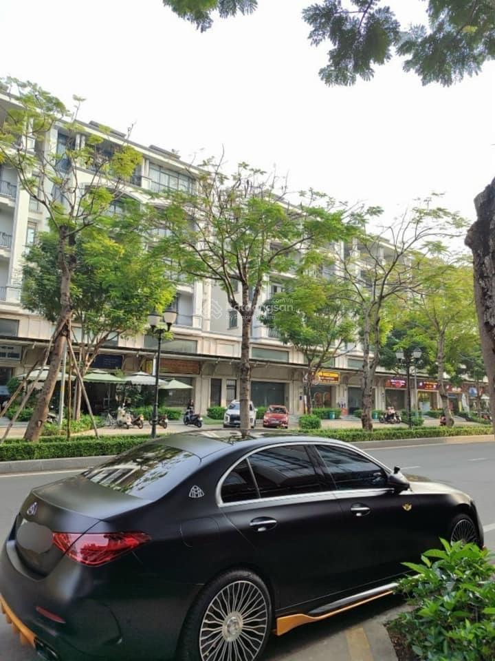 Cần bán gấp shophouse mtkd nguyễn thị nhung, kdt xanh vạn phúc city 3 mặt giáp sông 140m2 * 6 tầng.