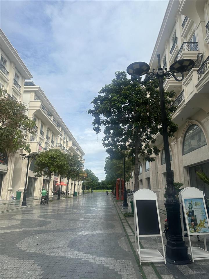 Cần bán gấp shophouse 7 *20 phố royal kđt vạn phúc city mặt tiền lớn giá tốt, shr. hot hot hot!