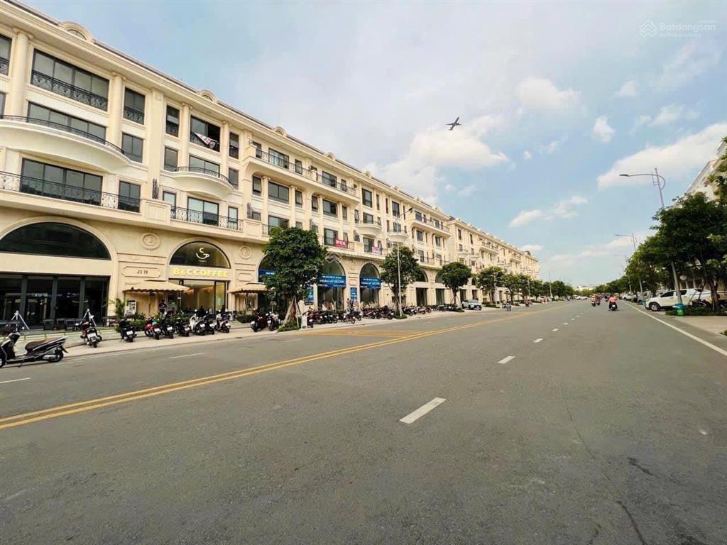 Cần bán gấp shophouse 7 *20 phố royal kđt vạn phúc city mặt tiền lớn giá tốt, shr. hot hot hot!