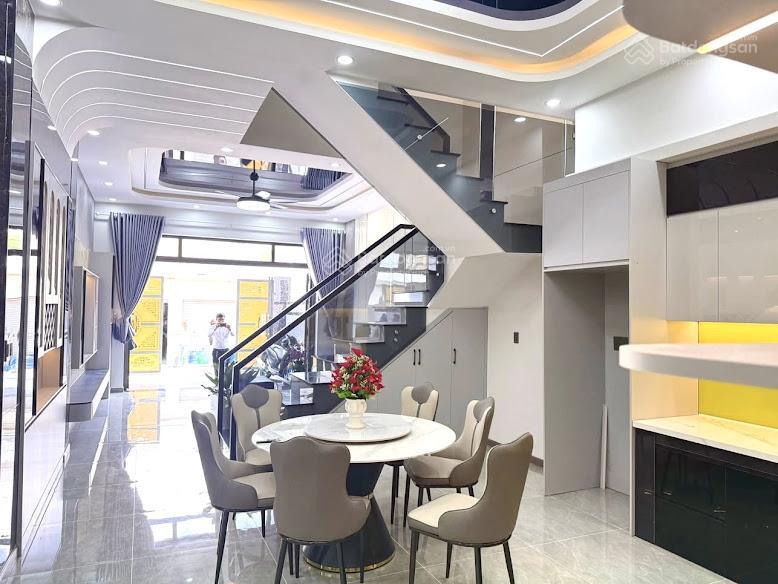 Bán nhà 1 trệt 2 lầu cực đẹp gần chợ và nhà thờ dĩ an