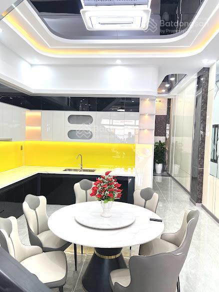 Bán nhà 1 trệt 2 lầu cực đẹp gần chợ và nhà thờ dĩ an