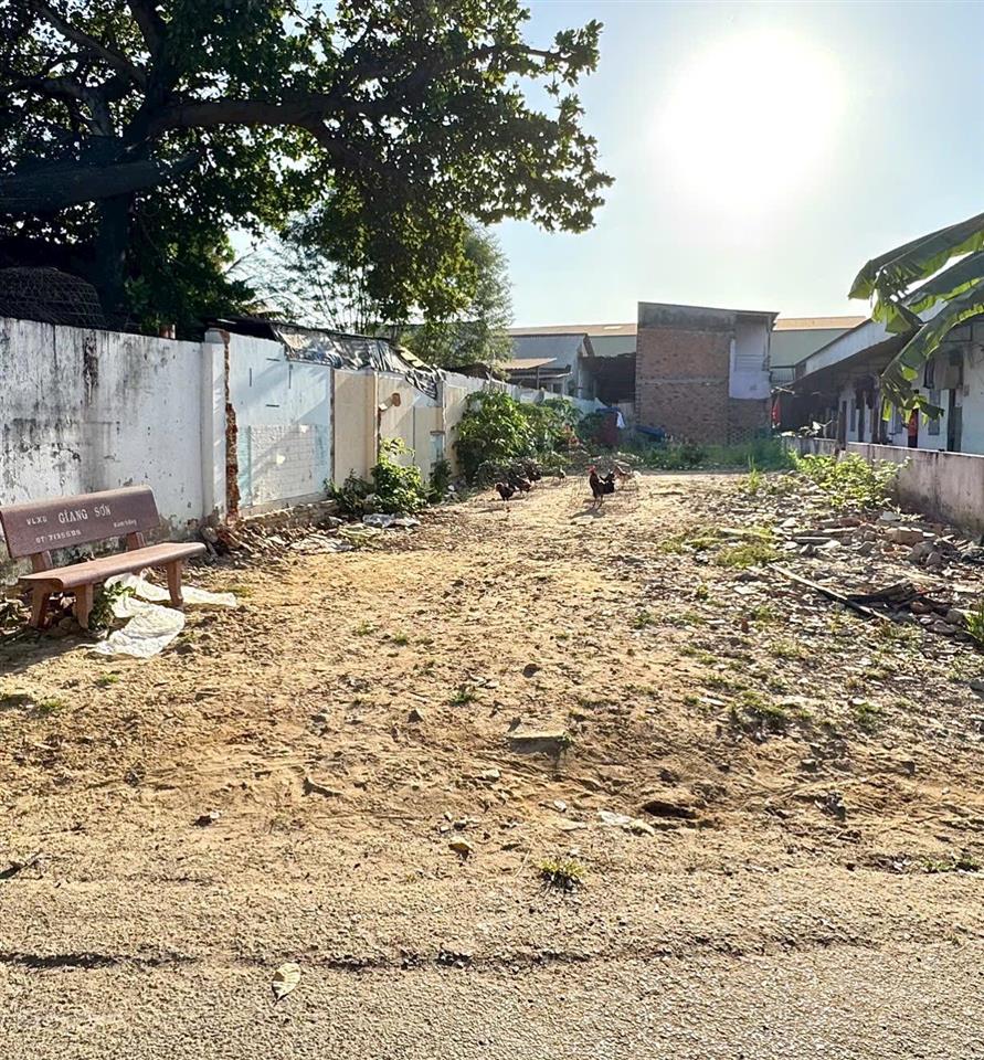 Bán lô đất sát bên nhà ga metro giá chỉ 50trieu/ m2 anh chị xây chdv khó thể bỏ qua