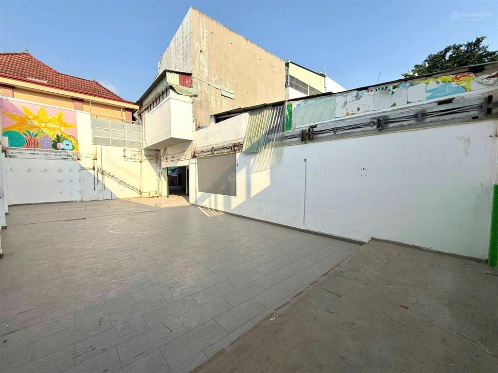 Cho thuê nhà/kho/xưởng đường số 8, linh xuân, thủ đức, dt 10x32m, diện tích rộng rãi dễ set up.