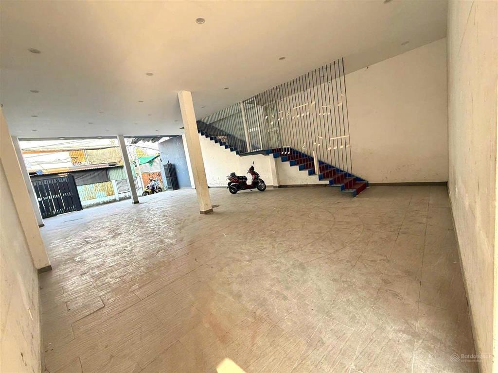 Cho thuê nhà/kho/xưởng đường số 8, linh xuân, thủ đức, dt 10x32m, diện tích rộng rãi dễ set up.