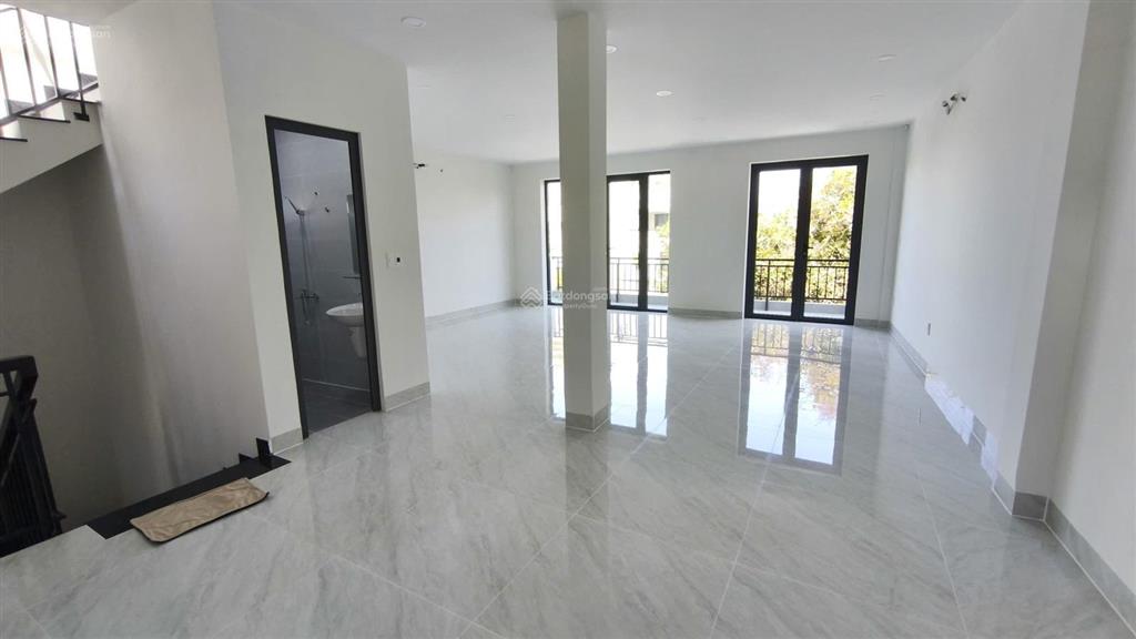 Cho thuê nhà mặt tiền gần trường cđ công thương, phước long b, quận 9, mới xây, vị trí đẹp.