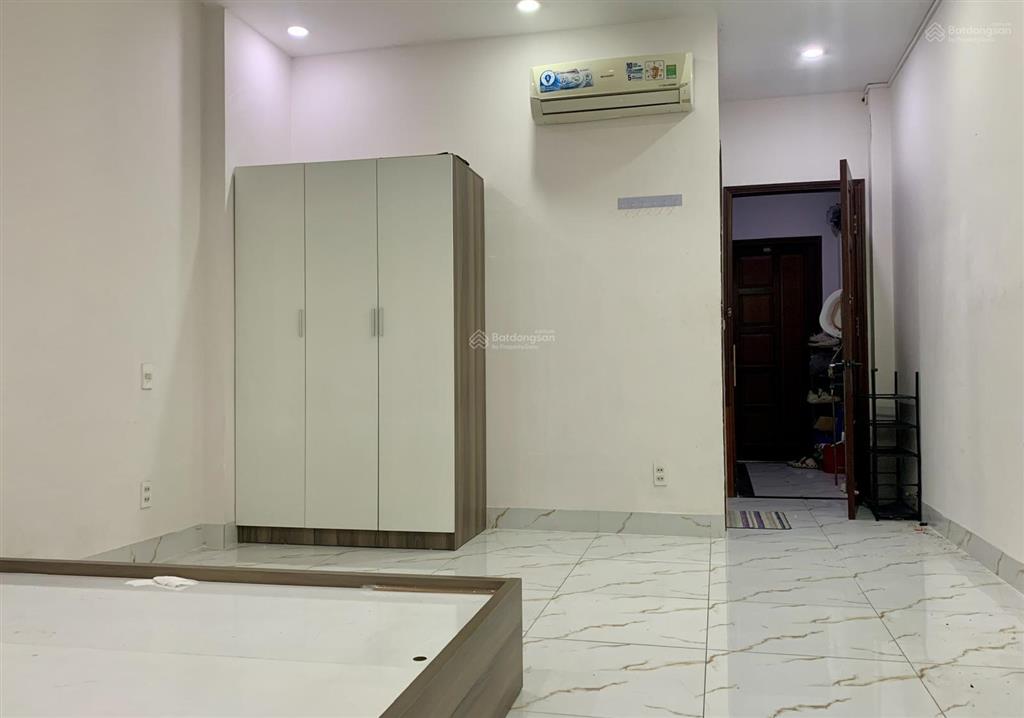 Chính chủ phòng cao cấp có ban công, 30 m2. view sân banh. đường 22 linh đông