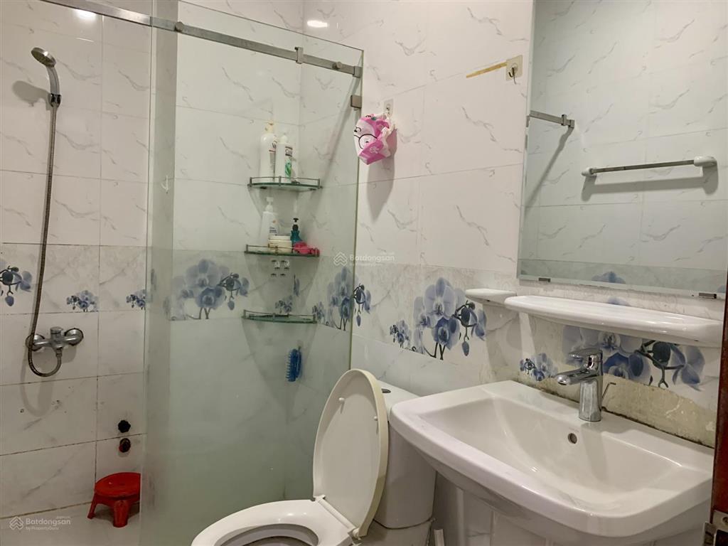 Chính chủ phòng cao cấp có ban công, 30 m2. view sân banh. đường 22 linh đông