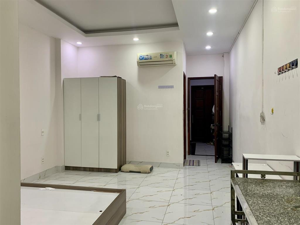 Chính chủ phòng cao cấp có ban công, 30 m2. view sân banh. đường 22 linh đông