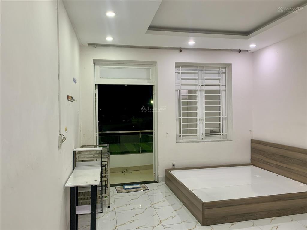 Chính chủ phòng cao cấp có ban công, 30 m2. view sân banh. đường 22 linh đông