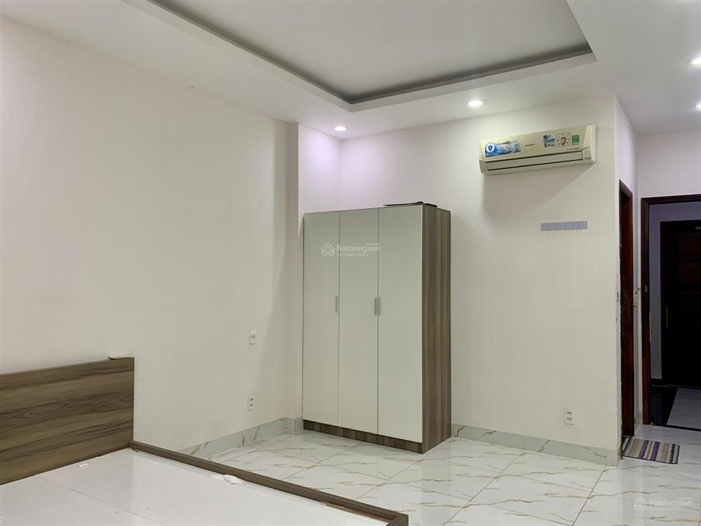 Chính chủ phòng cao cấp có ban công, 30 m2. view sân banh. đường 22 linh đông