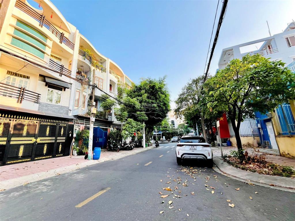 Bán đất đẹp đường 9 linh chiểu thủ đức. dt 75m2 giá 6,8 tỷ.  0917 288 ***
