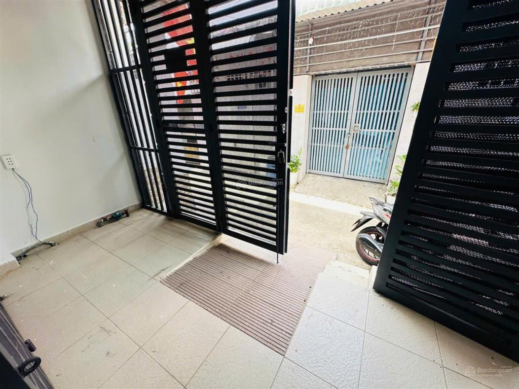 Bán nhà 1 trệt 1 lầu dt 50m2 gồm 3pn giá chỉ 2 tỷ.  0917 288 ***