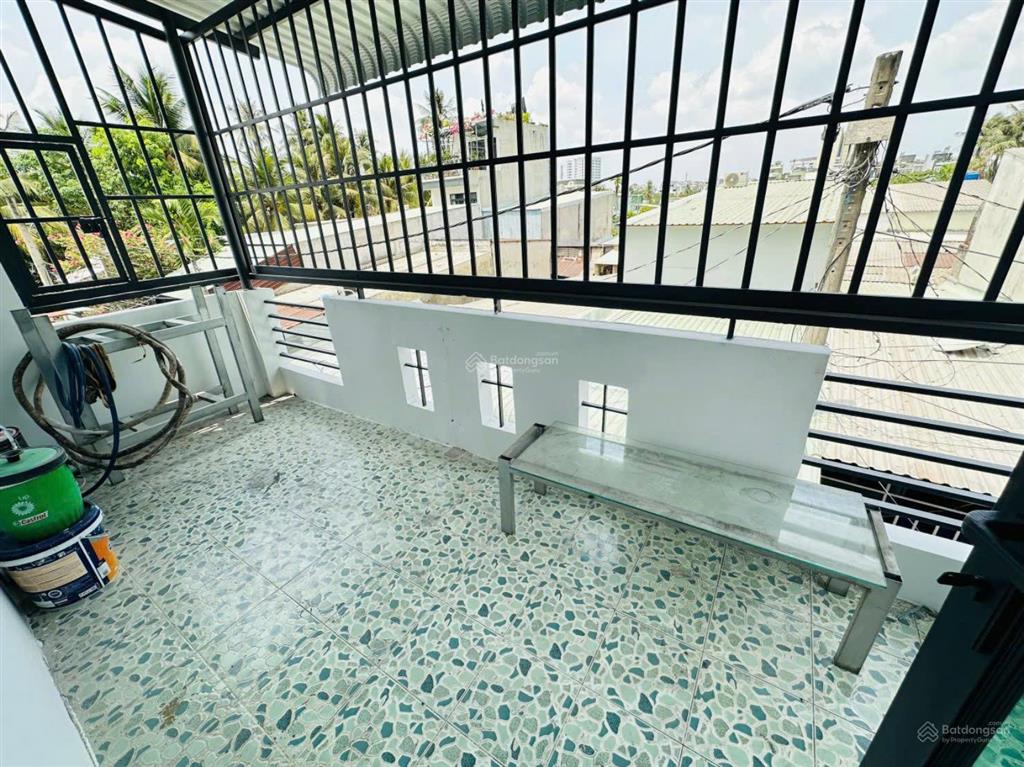 Bán nhà 1 trệt 1 lầu dt 50m2 gồm 3pn giá chỉ 2 tỷ.  0917 288 ***
