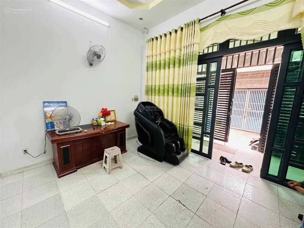 Bán nhà 1 trệt 1 lầu dt 50m2 gồm 3pn giá chỉ 2 tỷ.  0917 288 ***