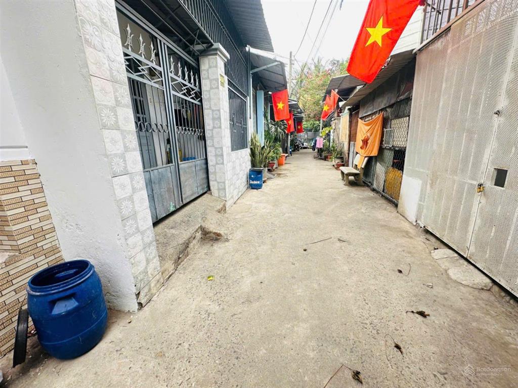 Bán nhà 1 trệt 1 lầu dt 50m2 gồm 3pn giá chỉ 2 tỷ.  0917 288 ***
