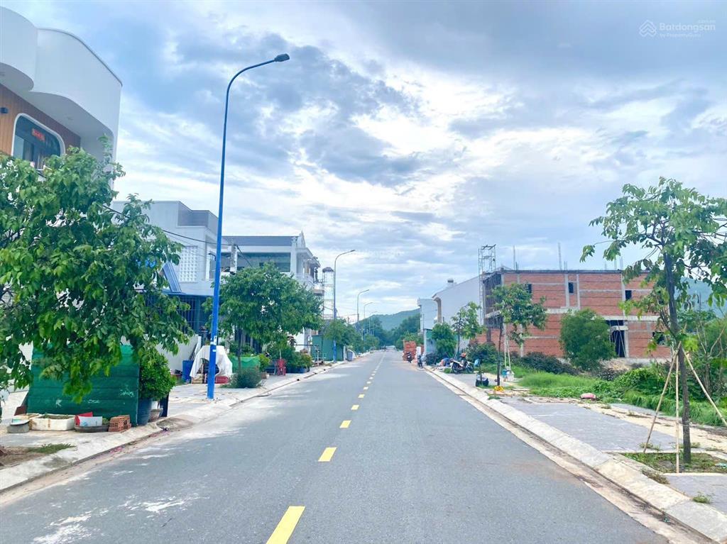 Bán đất mặt tiền đường phạm ngọc thạch, trong tái định cư phước hải. cách bãi tắm, chợ chỉ 500m