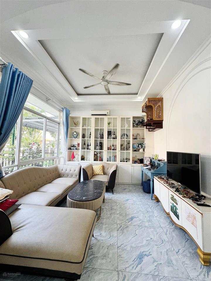 Bán biệt thự 03 tầng the oasis 1, giá 7tỷ. nhà mới, đẹp, thoáng mát, ngang 7m. 1 trệt 02 lầu.