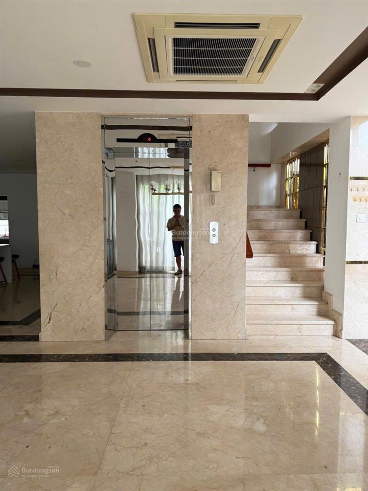 Giá tốt biệt thự góc 2 mặt tiền khu huy hoàng, quận 2  gần đảo kim cương  0913 083 ***