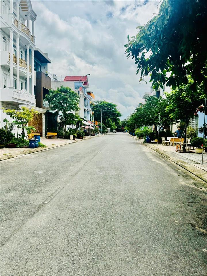 Lô đất đẹp đường 16m rộng rãi  ngang 7,5m  150m2  kdc êm đềm linh xuân