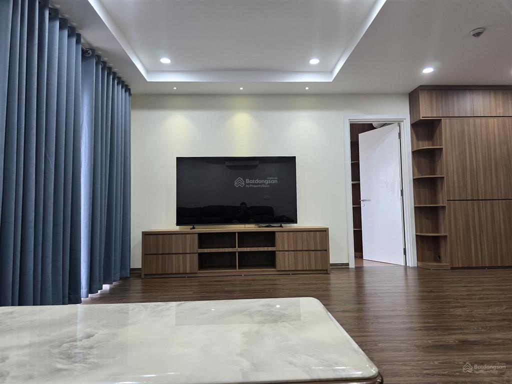 Chính chủ cho thuê căn hộ 2pn 84m2 ban công đông nam view hồ tây, full nội thất cao cấp