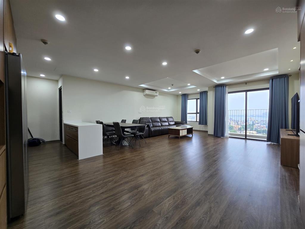 Chính chủ cho thuê căn hộ 2pn 84m2 ban công đông nam view hồ tây, full nội thất cao cấp
