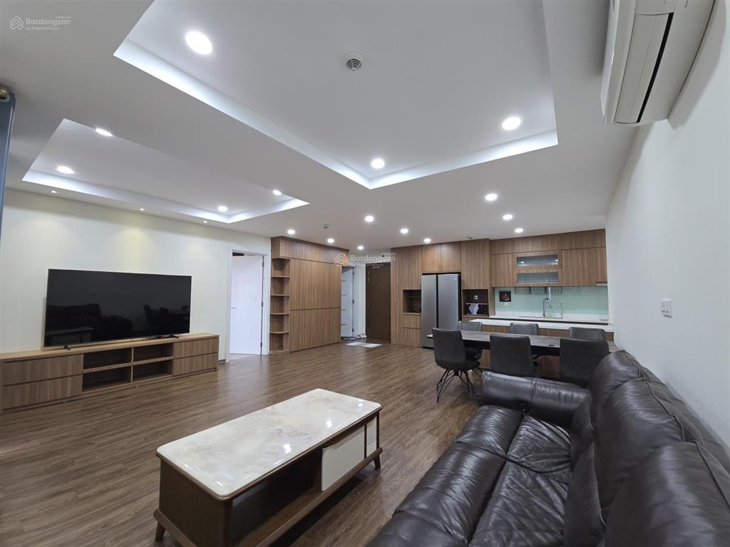 Chính chủ cho thuê căn hộ 2pn 84m2 ban công đông nam view hồ tây, full nội thất cao cấp