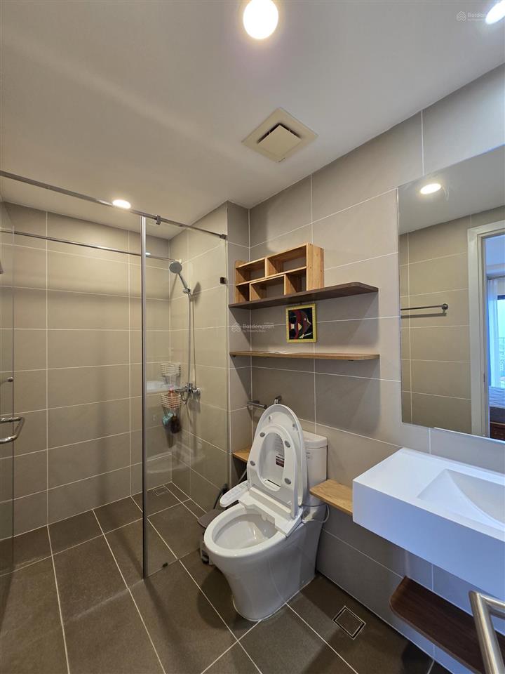 Chính chủ cho thuê căn hộ 2pn 84m2 ban công đông nam view hồ tây, full nội thất cao cấp