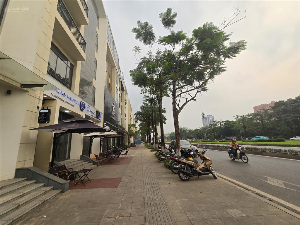 Cho thuê văn phòng đã có sẵn nội thất, mặt đường lớn, xe oto xe máy để thoải mái không mất phí